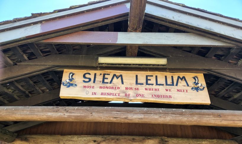 Sign saying "Si'em Lelum" on the Cowichan Tribes' building. 